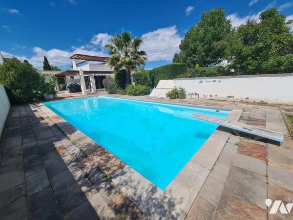 VILLA D'ARCHITECTE DE 1970 DE PLAIN-PIED T5+1 VÉRANDA SUR UN TERRAIN DE 586M2 AVEC PISCINE ET GARAGE