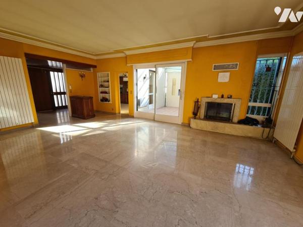 VILLA D'ARCHITECTE DE 1970 DE PLAIN-PIED T5+1 VÉRANDA SUR UN TERRAIN DE 586M2 AVEC PISCINE ET GARAGE