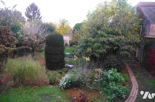 Maison de caractère du 17ème siècle ceint de murs assurant une totale intimité à l 'abri des regards