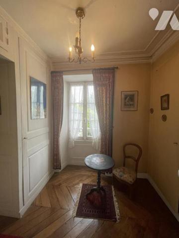 Maison de caractère du 17ème siècle ceint de murs assurant une totale intimité à l 'abri des regards