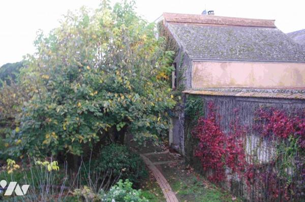 Maison de caractère du 17ème siècle ceint de murs assurant une totale intimité à l 'abri des regards