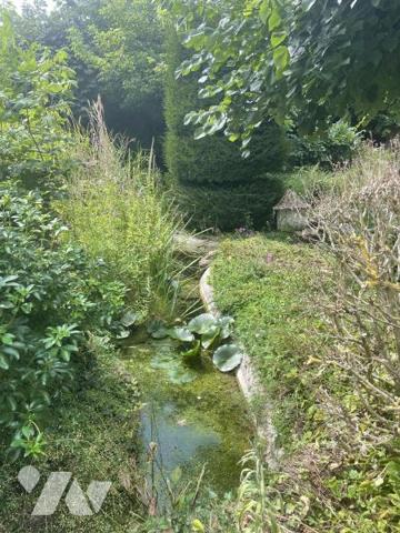 Maison de caractère du 17ème siècle ceint de murs assurant une totale intimité à l 'abri des regards