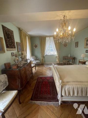 Maison de caractère du 17ème siècle ceint de murs assurant une totale intimité à l 'abri des regards