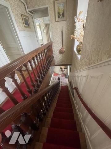 Maison de caractère du 17ème siècle ceint de murs assurant une totale intimité à l 'abri des regards