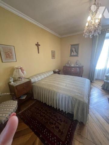 Maison de caractère du 17ème siècle ceint de murs assurant une totale intimité à l 'abri des regards