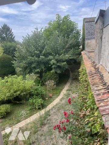 Maison de caractère du 17ème siècle ceint de murs assurant une totale intimité à l 'abri des regards