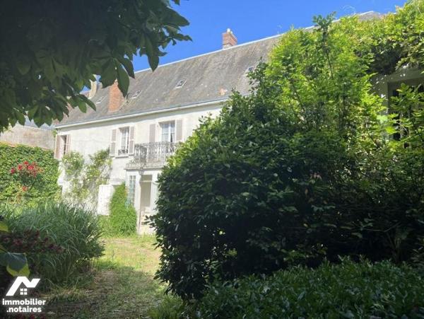 Maison de caractère du 17ème siècle ceint de murs assurant une totale intimité à l 'abri des regards