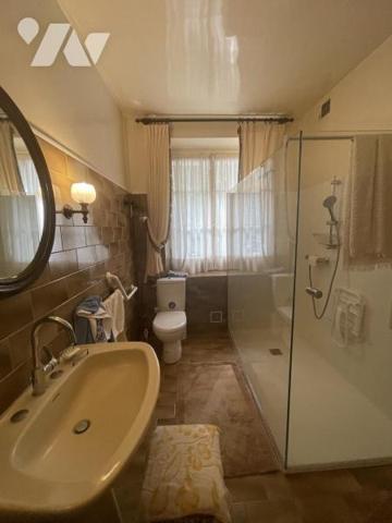 Maison de caractère du 17ème siècle ceint de murs assurant une totale intimité à l 'abri des regards