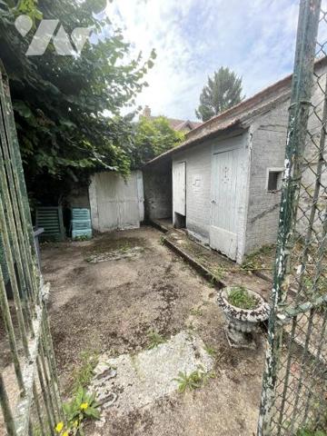 Maison de caractère du 17ème siècle ceint de murs assurant une totale intimité à l 'abri des regards