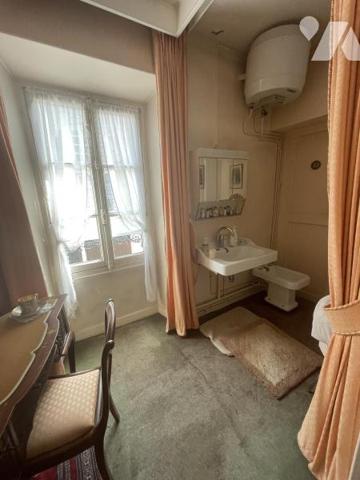 Maison de caractère du 17ème siècle ceint de murs assurant une totale intimité à l 'abri des regards