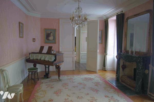 Maison de caractère du 17ème siècle ceint de murs assurant une totale intimité à l 'abri des regards