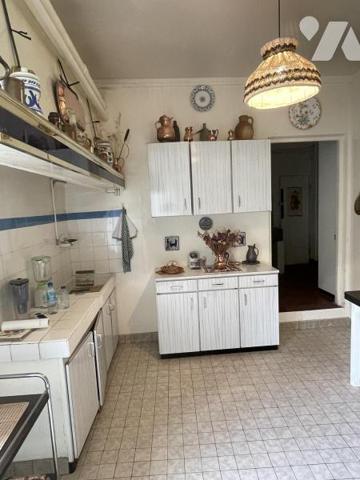 Maison de caractère du 17ème siècle ceint de murs assurant une totale intimité à l 'abri des regards