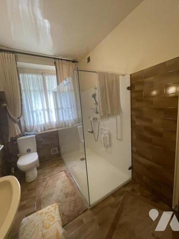 Maison de caractère du 17ème siècle ceint de murs assurant une totale intimité à l 'abri des regards