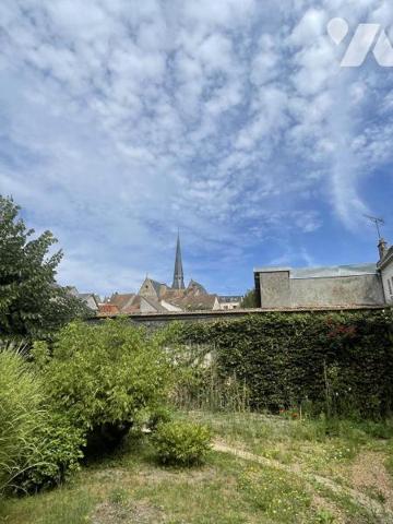 Maison de caractère du 17ème siècle ceint de murs assurant une totale intimité à l 'abri des regards