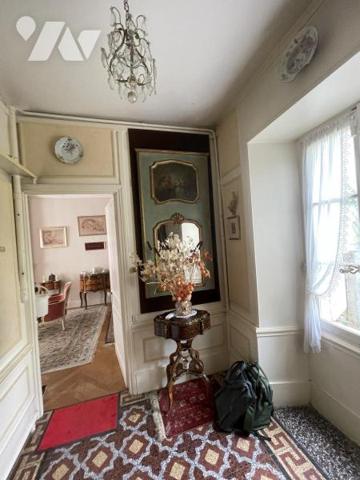 Maison de caractère du 17ème siècle ceint de murs assurant une totale intimité à l 'abri des regards