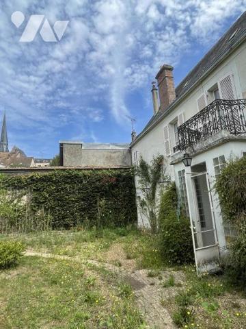 Maison de caractère du 17ème siècle ceint de murs assurant une totale intimité à l 'abri des regards