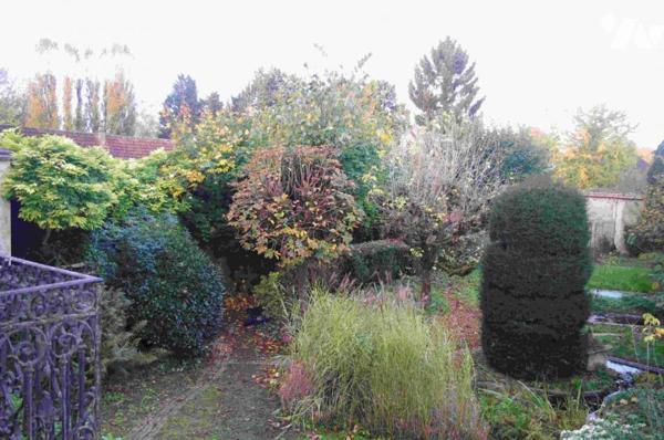 Maison de caractère du 17ème siècle ceint de murs assurant une totale intimité à l 'abri des regards