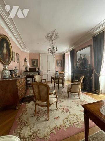 Maison de caractère du 17ème siècle ceint de murs assurant une totale intimité à l 'abri des regards