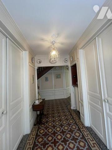 Maison de caractère du 17ème siècle ceint de murs assurant une totale intimité à l 'abri des regards