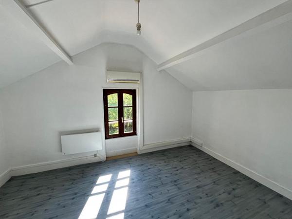 Maison avec terrain + puits + cave