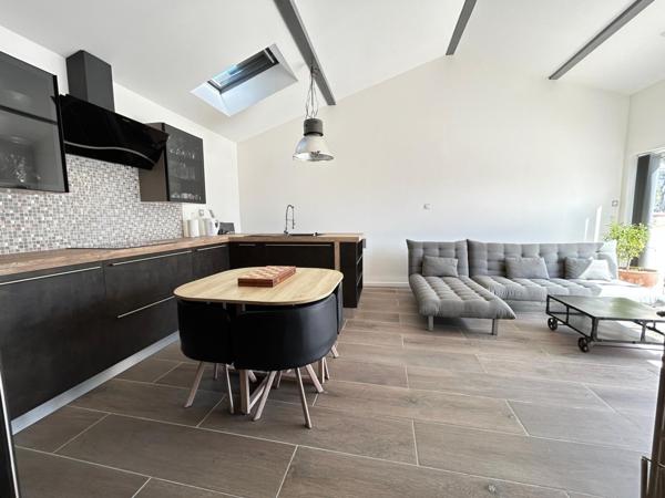 Magnifique villa avec piscine et dépendance récente au coeur d'un village prisé de la drôme
