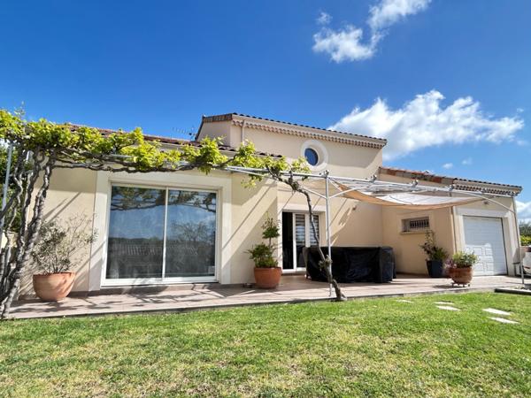 Magnifique villa avec piscine et dépendance récente au coeur d'un village prisé de la drôme