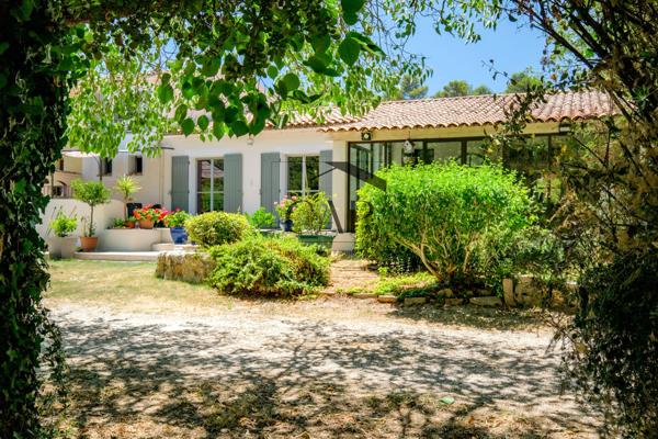 Peyrolles-en-Provence (13860) Villa T5 de caractère avec beaux volumes et terrain arboré à Peyrolles-en-Provence