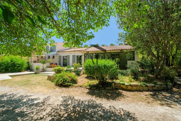 Peyrolles-en-Provence (13860) Villa T5 de caractère avec beaux volumes et terrain arboré à Peyrolles-en-Provence