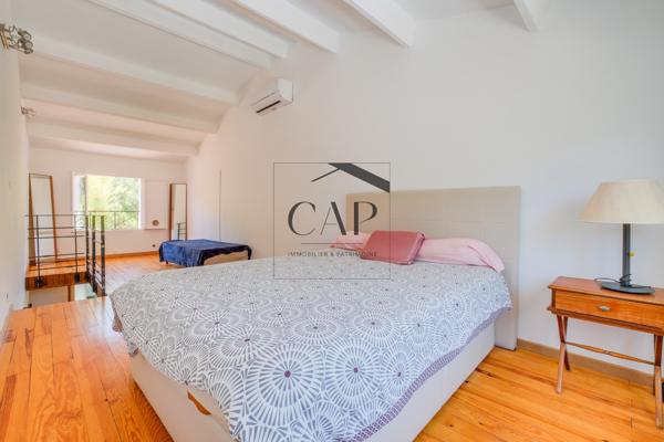 Peyrolles-en-Provence (13860) Villa T5 de caractère avec beaux volumes et terrain arboré à Peyrolles-en-Provence