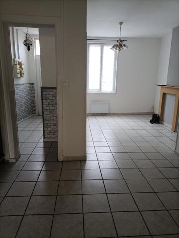 Maison mitoyenne avec du potentiel dans un quartier calme