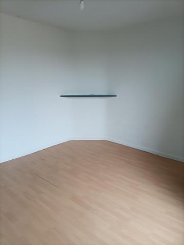 Maison mitoyenne avec du potentiel dans un quartier calme