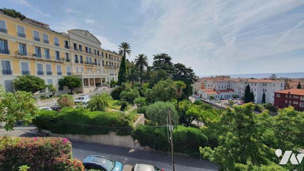 Menton – Dernier étage avec vue mer, balcon, parking et cave