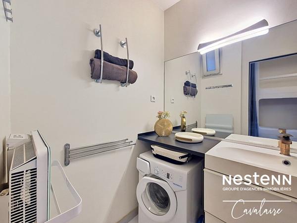 PROCHE PORT ET PLAGES - Appartement excellent état d'environ 28,5 m² au dernier étage avec vue mer