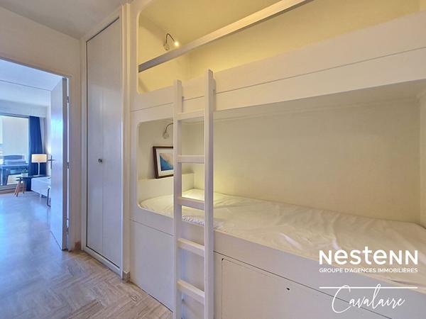 PROCHE PORT ET PLAGES - Appartement excellent état d'environ 28,5 m² au dernier étage avec vue mer