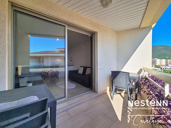PROCHE PORT ET PLAGES - Appartement excellent état d'environ 28,5 m² au dernier étage avec vue mer