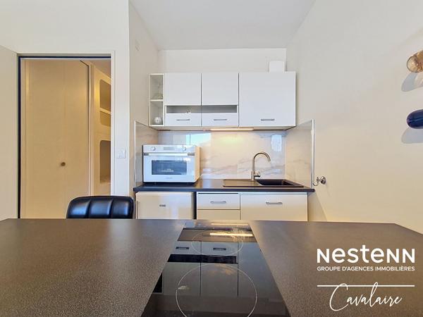 PROCHE PORT ET PLAGES - Appartement excellent état d'environ 28,5 m² au dernier étage avec vue mer