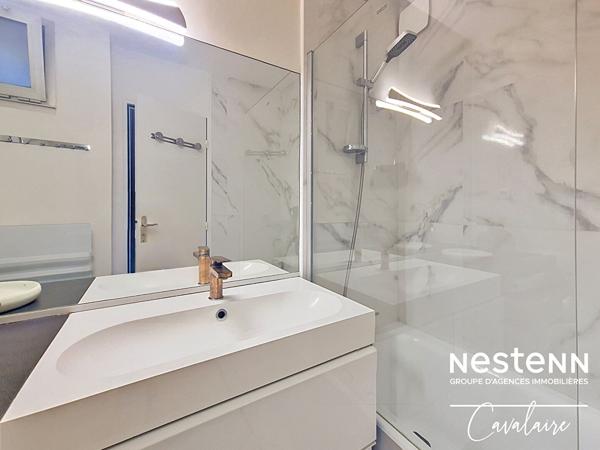 PROCHE PORT ET PLAGES - Appartement excellent état d'environ 28,5 m² au dernier étage avec vue mer