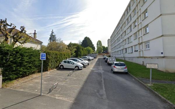 Stationnement à louer    Tours