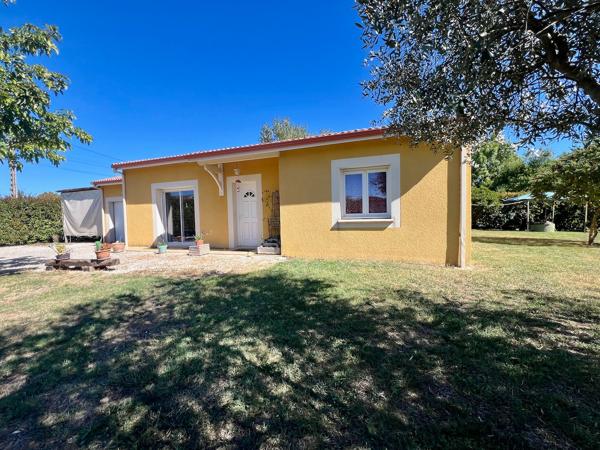 Villeneuve sur Lot maison de plain-pied avec jardin. Venez découvrir cette charmante maison de plain-pied d'environ 94 m², sur un terrain d'environ 800 m² Dès l'entrée, vous serez séduit par une généreuse pièce de vie d'environ 40 m², alliant un grand , Villeneuve sur lot