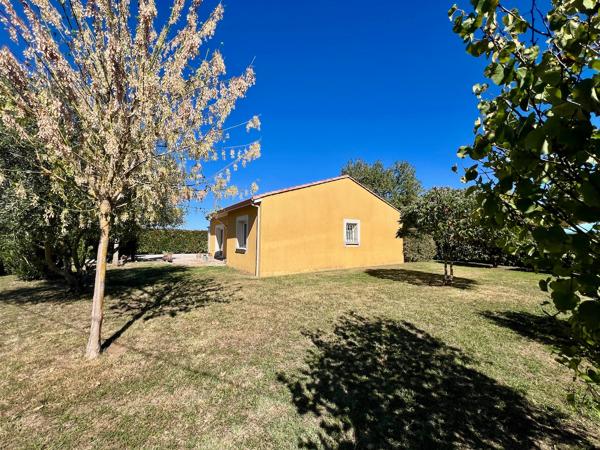 Villeneuve sur Lot maison de plain-pied avec jardin. Venez découvrir cette charmante maison de plain-pied d'environ 94 m², sur un terrain d'environ 800 m² Dès l'entrée, vous serez séduit par une généreuse pièce de vie d'environ 40 m², alliant un grand , Villeneuve sur lot