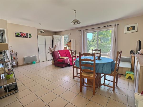 Villeneuve sur Lot maison de plain-pied avec jardin. Venez découvrir cette charmante maison de plain-pied d'environ 94 m², sur un terrain d'environ 800 m² Dès l'entrée, vous serez séduit par une généreuse pièce de vie d'environ 40 m², alliant un grand , Villeneuve sur lot