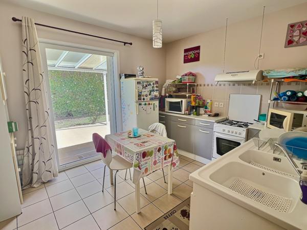 Villeneuve sur Lot maison de plain-pied avec jardin. Venez découvrir cette charmante maison de plain-pied d'environ 94 m², sur un terrain d'environ 800 m² Dès l'entrée, vous serez séduit par une généreuse pièce de vie d'environ 40 m², alliant un grand , Villeneuve sur lot
