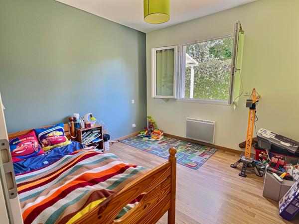 Villeneuve sur Lot maison de plain-pied avec jardin. Venez découvrir cette charmante maison de plain-pied d'environ 94 m², sur un terrain d'environ 800 m² Dès l'entrée, vous serez séduit par une généreuse pièce de vie d'environ 40 m², alliant un grand , Villeneuve sur lot