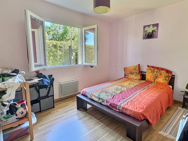 Villeneuve sur Lot maison de plain-pied avec jardin. Venez découvrir cette charmante maison de plain-pied d'environ 94 m², sur un terrain d'environ 800 m² Dès l'entrée, vous serez séduit par une généreuse pièce de vie d'environ 40 m², alliant un grand , Villeneuve sur lot