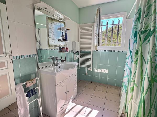 Villeneuve sur Lot maison de plain-pied avec jardin. Venez découvrir cette charmante maison de plain-pied d'environ 94 m², sur un terrain d'environ 800 m² Dès l'entrée, vous serez séduit par une généreuse pièce de vie d'environ 40 m², alliant un grand , Villeneuve sur lot