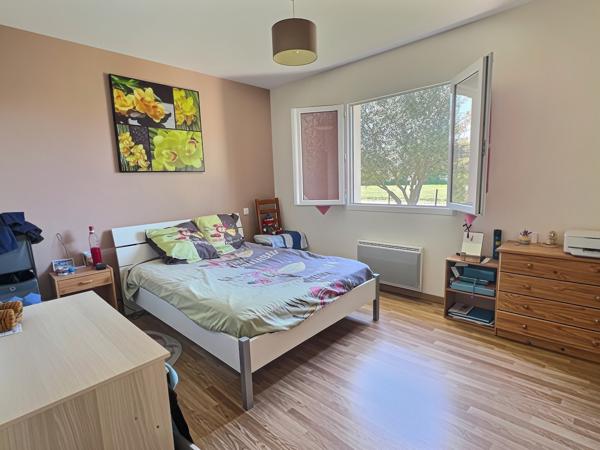 Villeneuve sur Lot maison de plain-pied avec jardin. Venez découvrir cette charmante maison de plain-pied d'environ 94 m², sur un terrain d'environ 800 m² Dès l'entrée, vous serez séduit par une généreuse pièce de vie d'environ 40 m², alliant un grand , Villeneuve sur lot