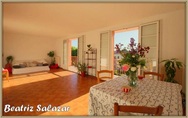Appartement à 3 mn à pied du centre ville de Digne. Joli et lumineux T3 de 78 m² avec grand balcon, garage, parking et cave.