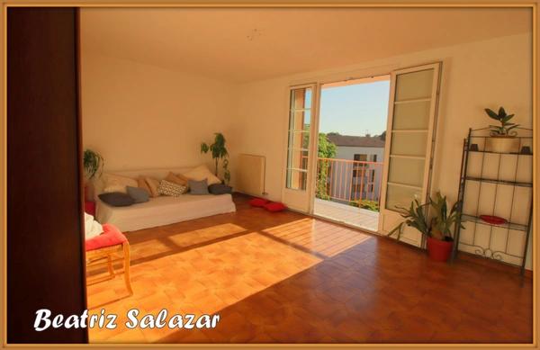 Appartement à 3 mn à pied du centre ville de Digne. Joli et lumineux T3 de 78 m² avec grand balcon, garage, parking et cave.