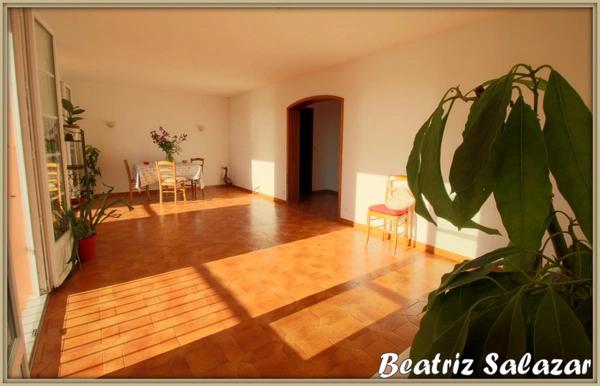 Appartement à 3 mn à pied du centre ville de Digne. Joli et lumineux T3 de 78 m² avec grand balcon, garage, parking et cave.