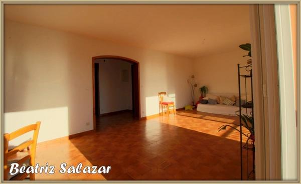 Appartement à 3 mn à pied du centre ville de Digne. Joli et lumineux T3 de 78 m² avec grand balcon, garage, parking et cave.